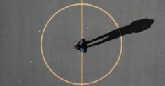 Hvordan finder man radius af en cirkel?