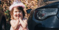 Sådan sikrer du dit barn i bilen 