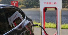 Se hvordan Tesla Model S virker invendigt