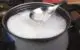 Hvordan fjerner jeg kalk fra en varmtvandsbeholder?