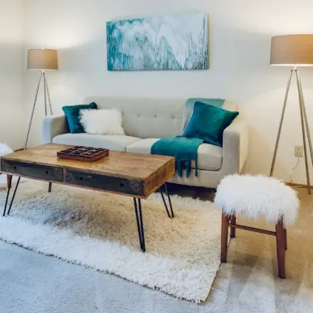 Hvordan integrerer man et sildebenssofabord i sin indretning?