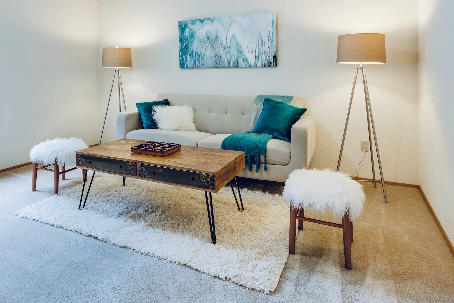 Hvordan integrerer man et sildebenssofabord i sin indretning?