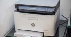 Hvordan indsætter man en cartridge hp 302 xl black patron i sin printer?